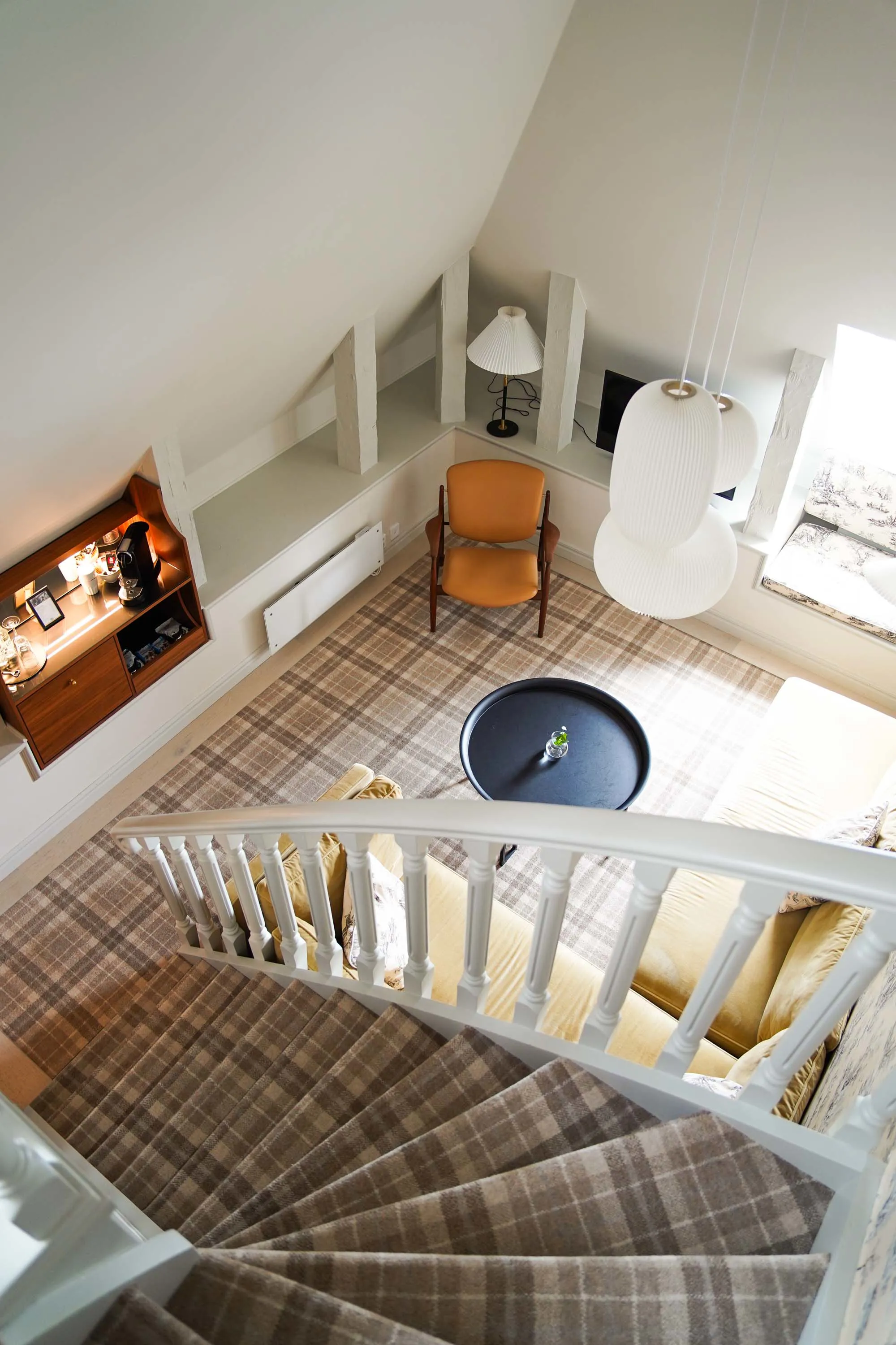 Bland sina 250 bäddar finns möjlighet att hyra herrgårdens sviter för speciella tillfällen. Rum i två våningar, utsikt mot sjön, smakfullt inrett. 