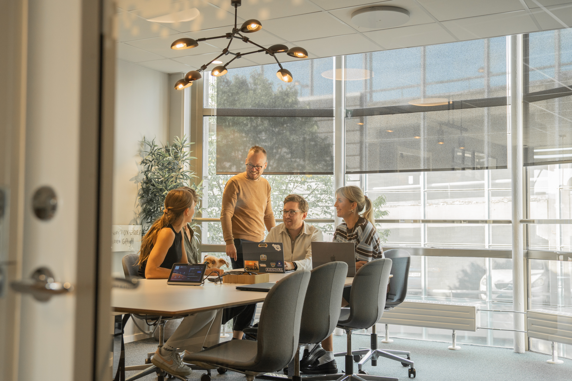 SEO-team i möte och analysarbete på kontor  