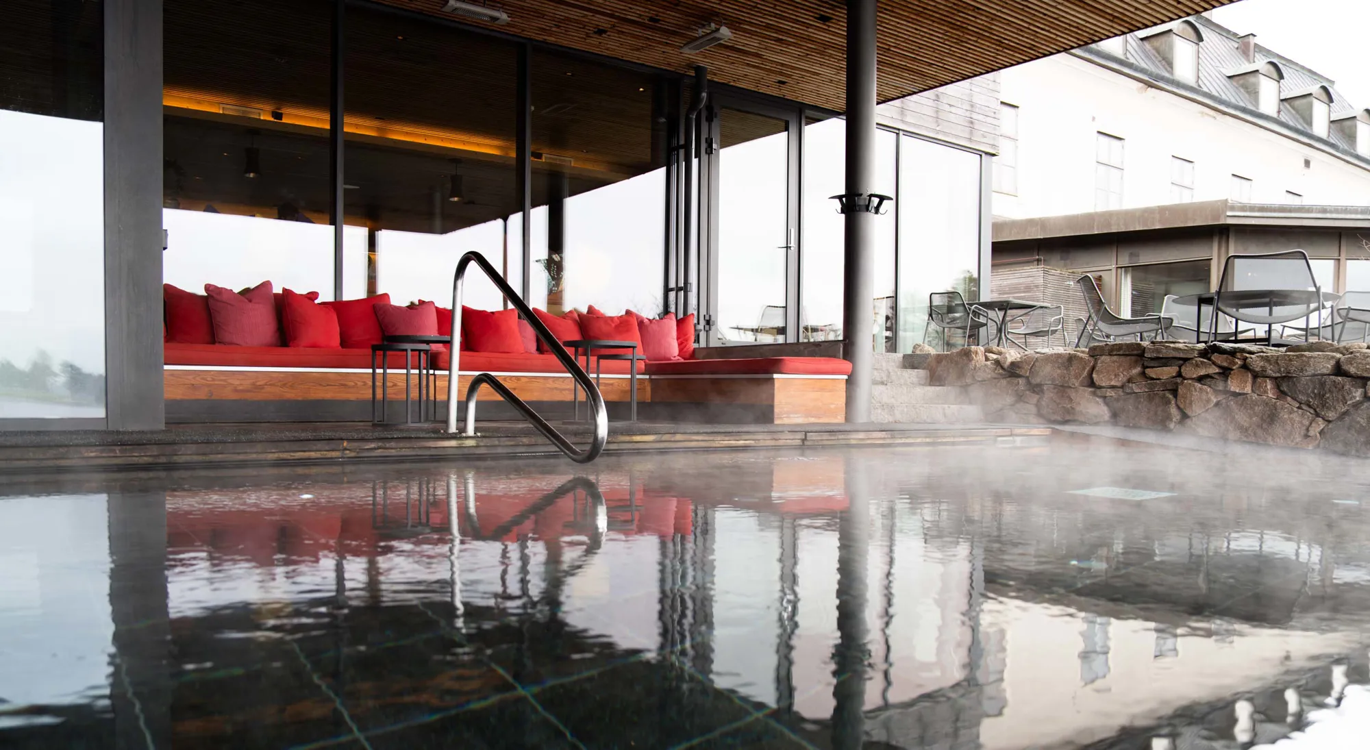 Bild från en av utomhuspoolerna på Hooks Herrgård. 