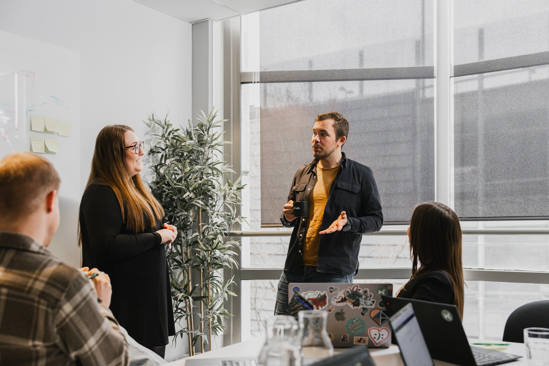 Bilden visar två medarbetare på Toxic som pratar om EntityFlow – Toxics integrationsmotor