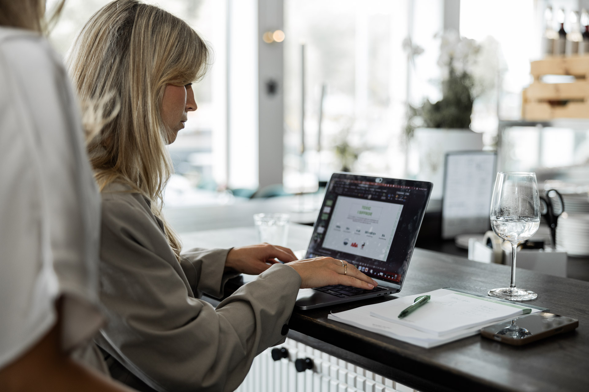 Toxic medarbetare som arbetar på datorn på kontoret i Huskvarna