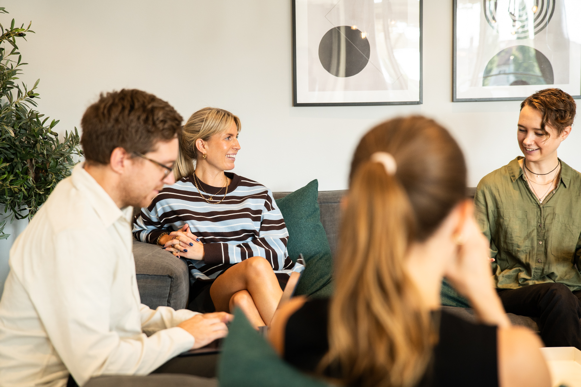 Ett team som planerar smart digital tillväxt tillsammans – där analys, kreativitet och SEO går hand i hand.