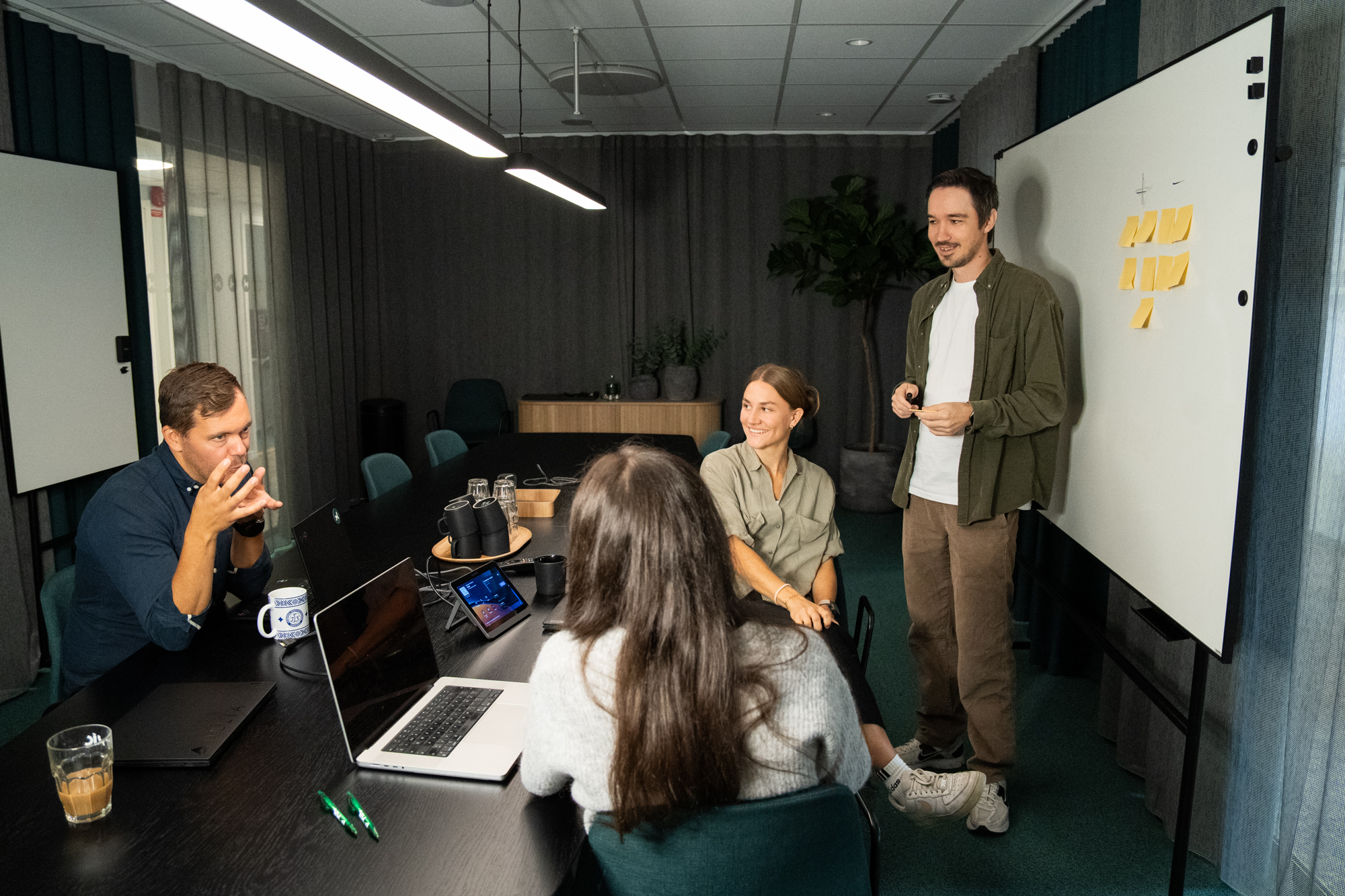 "Projektledare och kollegor som planerar sociala medier-kampanjer tillsammans vid en whiteboard – ett arbetssätt som speglar vårt personliga och strategiska stöd genom hela annonseringsprocessen.