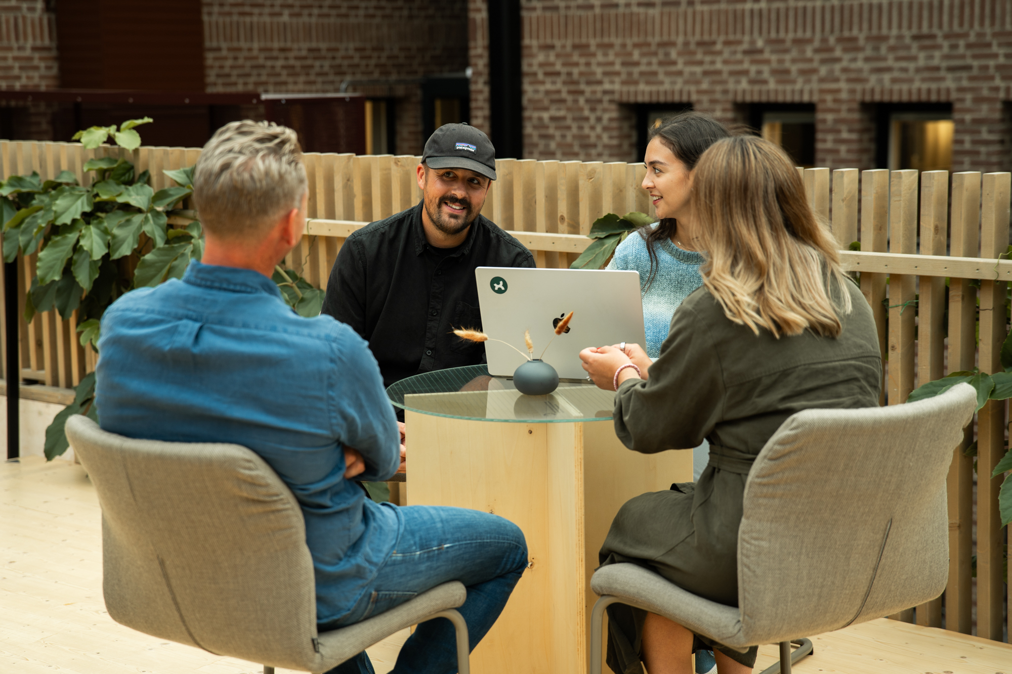 Bild på medarbetare från Toxic i ett konferensrum