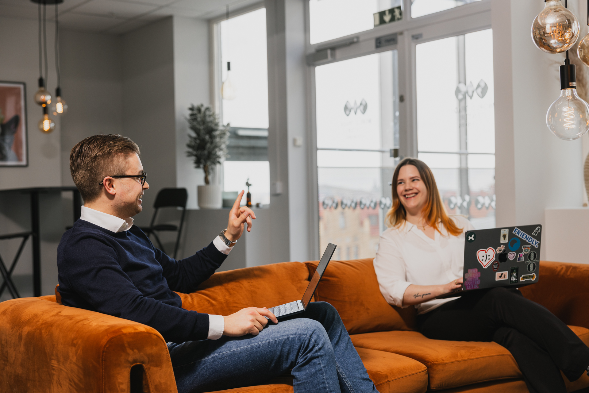 Toxic-medarbetare som diskuterar e-handelslösningar och PIM-strategier i Norce under ett arbetsmöte.