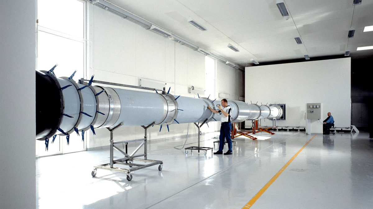 Medarbetare som jobbar på Lindab