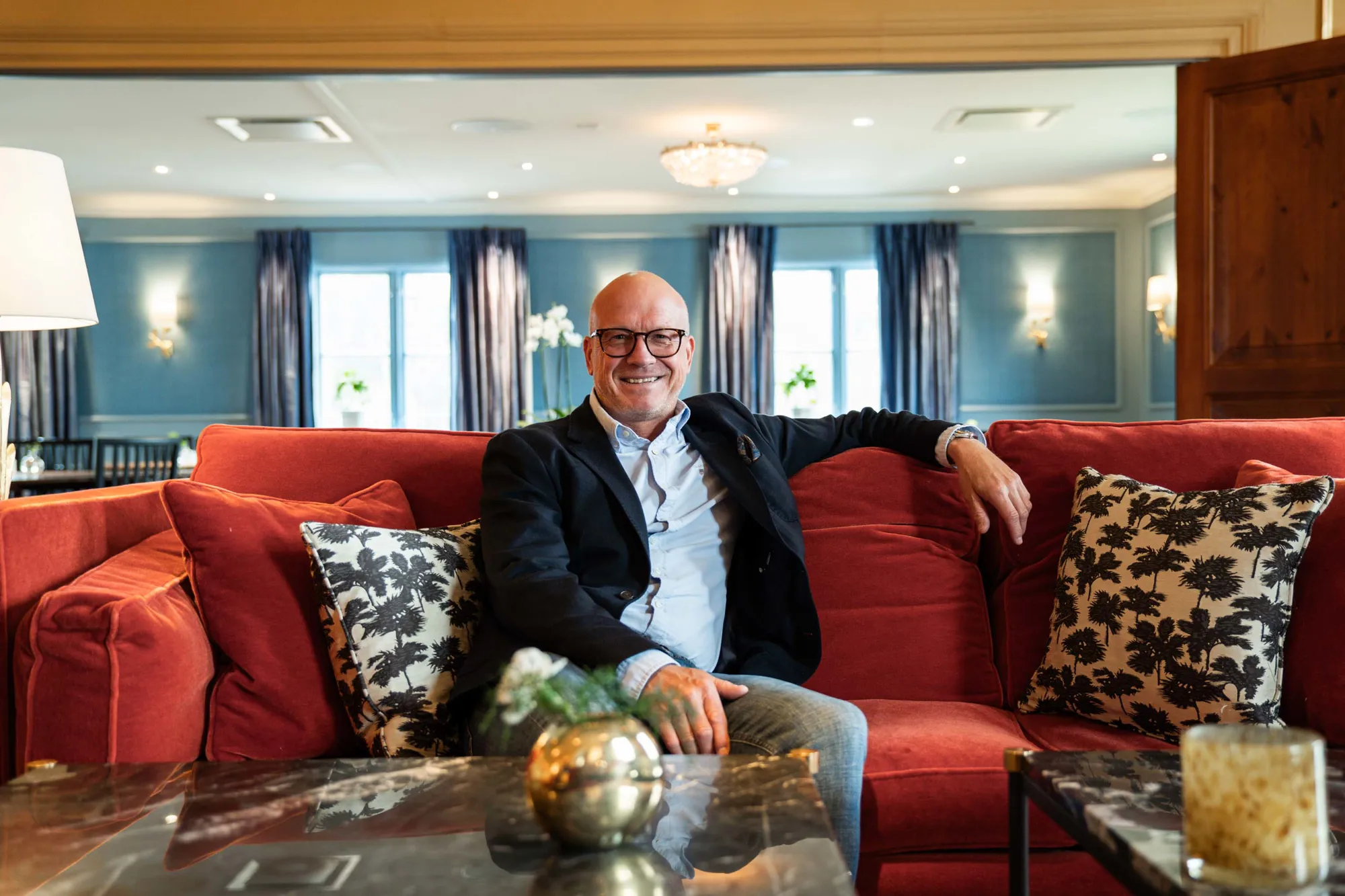 Hans Edberg, VD för Hooks Herrgård. Fotad i en av herrgårdens pampiga salonger. Foto: Hannah Levander